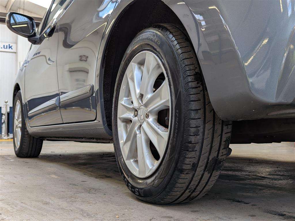 <p>2013 HONDA JAZZ I-VTEC ES CVT</p>