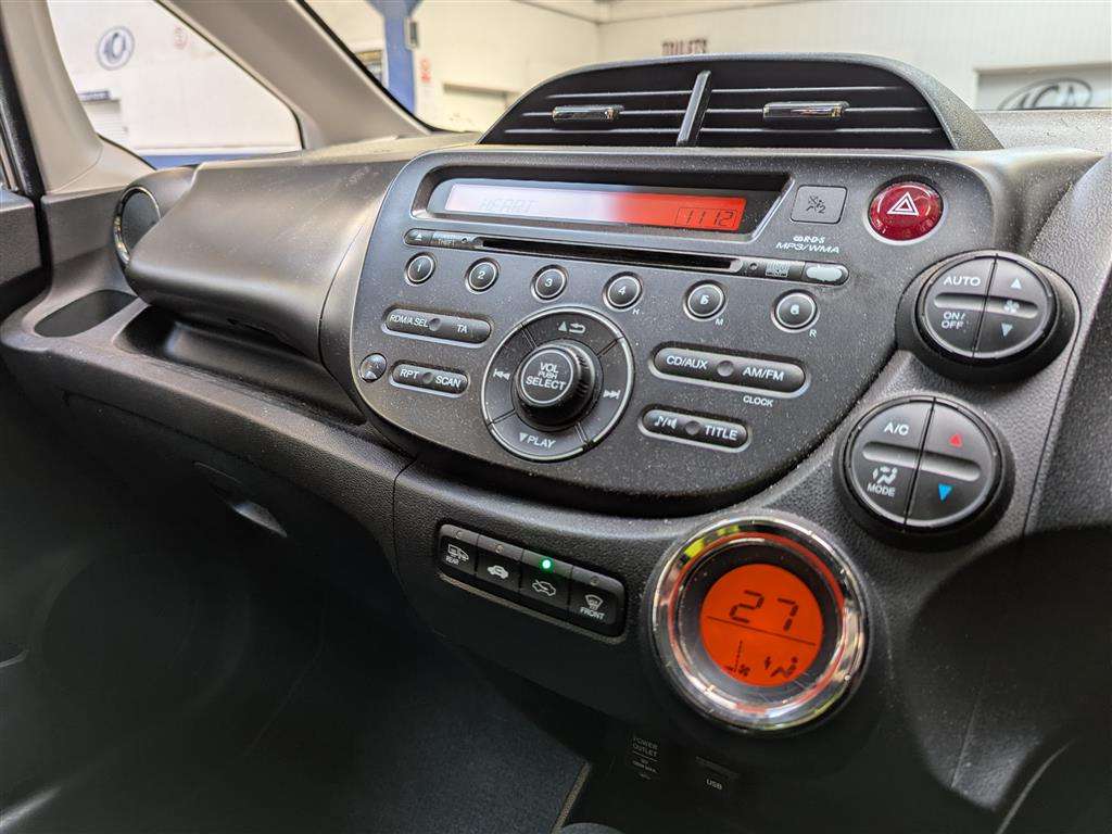 <p>2013 HONDA JAZZ I-VTEC ES CVT</p>