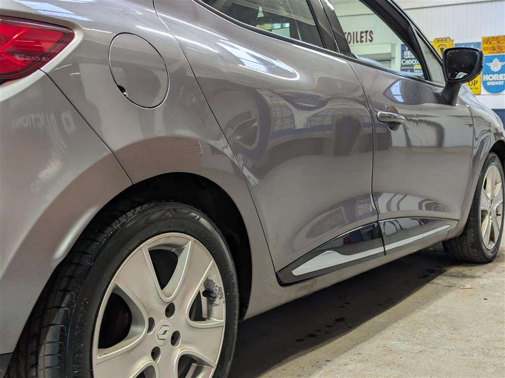 <p>2015 RENAULT CLIO DYNAMIQUE NAV 16V</p>