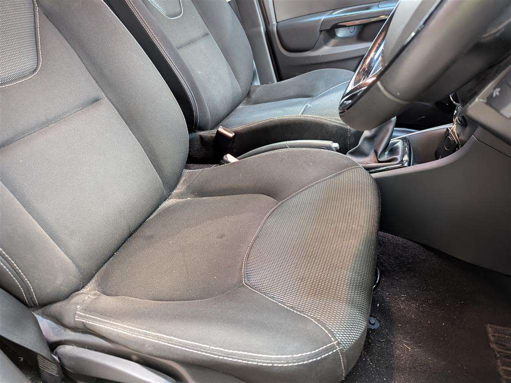 <p>2015 RENAULT CLIO DYNAMIQUE NAV 16V</p>