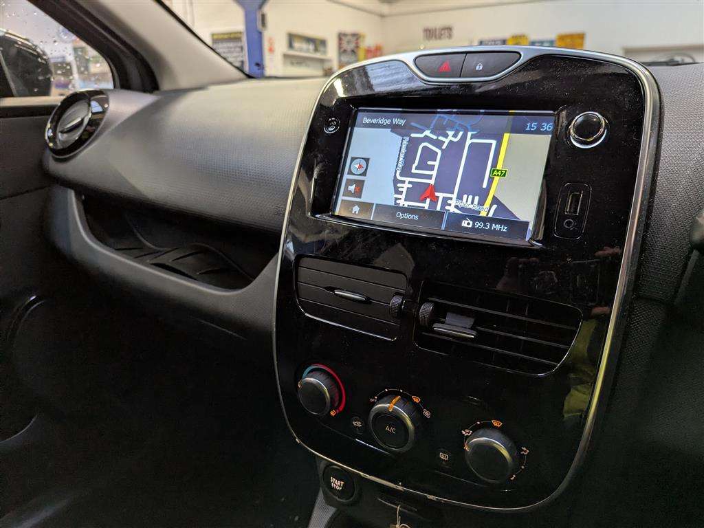 <p>2015 RENAULT CLIO DYNAMIQUE NAV 16V</p>