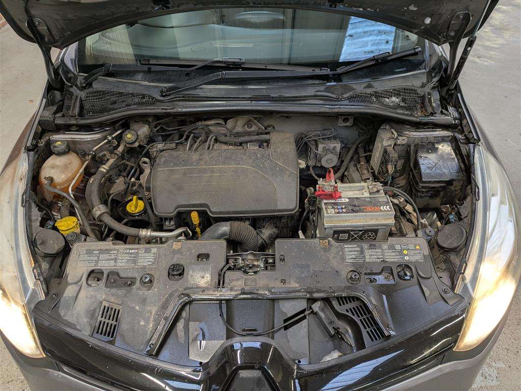 <p>2015 RENAULT CLIO DYNAMIQUE NAV 16V</p>