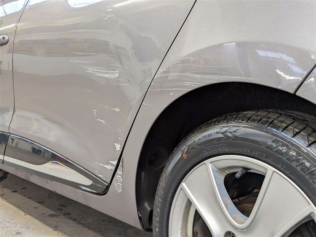 <p>2015 RENAULT CLIO DYNAMIQUE NAV 16V</p>