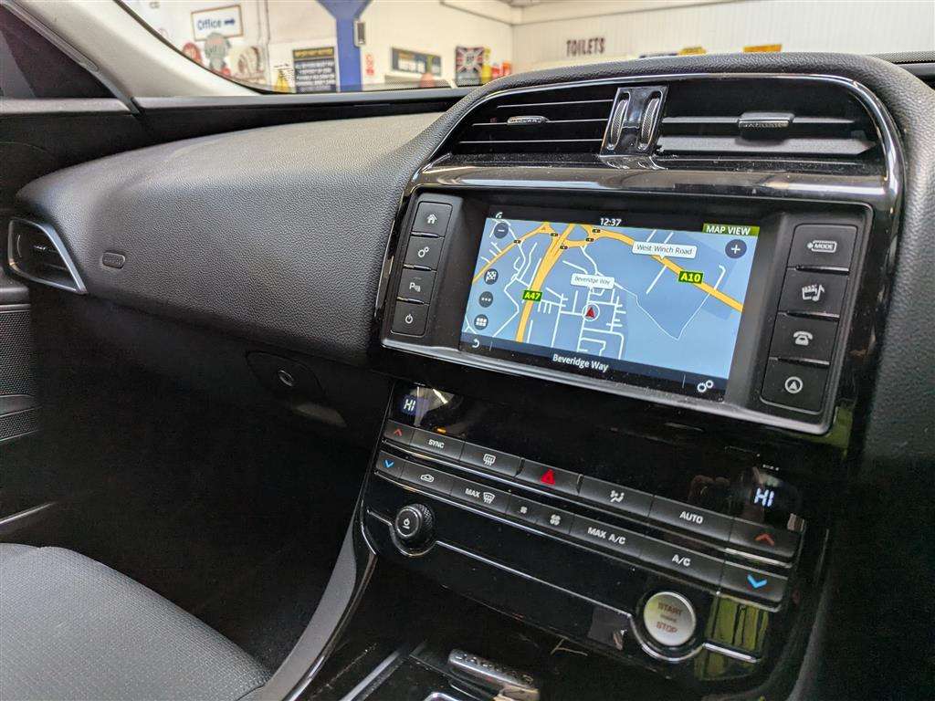 <p>2018 JAGUAR XE SE D AUTO</p>