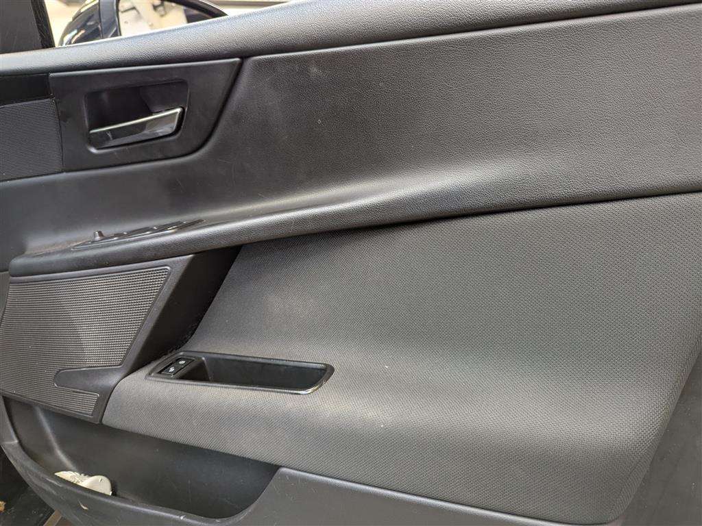 <p>2018 JAGUAR XE SE D AUTO</p>