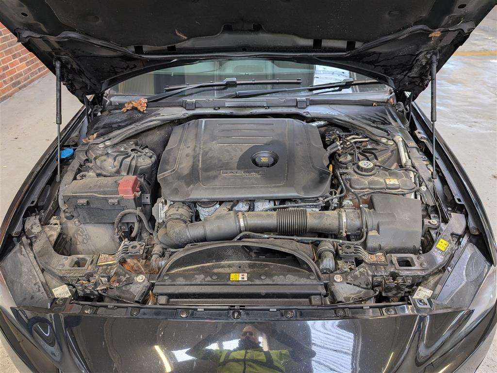 <p>2018 JAGUAR XE SE D AUTO</p>