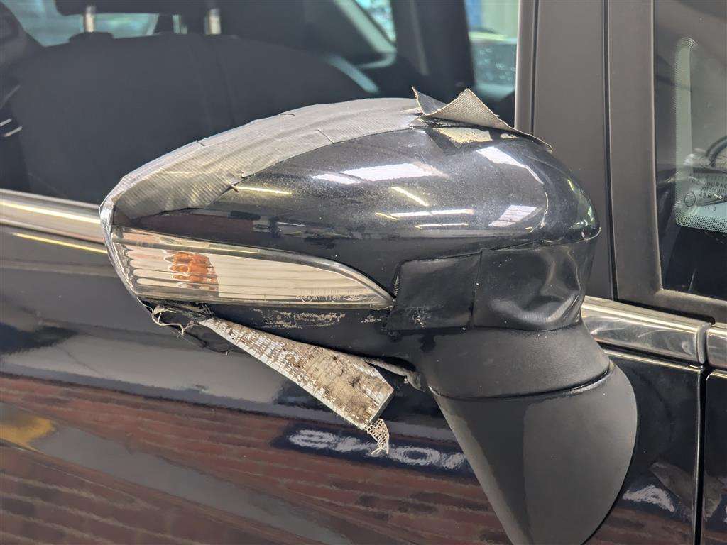 <p>2013 FORD B-MAX TITANIUM AUTO</p>