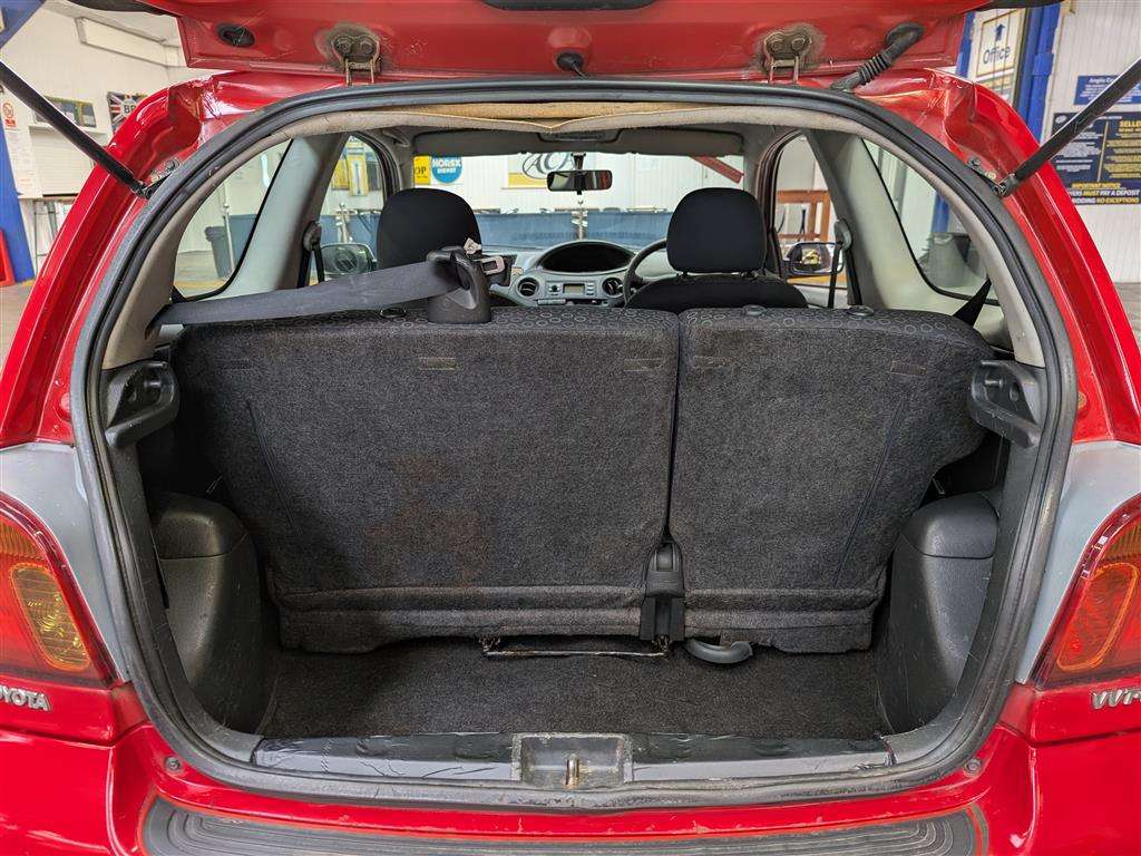 <p>2003 TOYOTA YARIS T2</p>