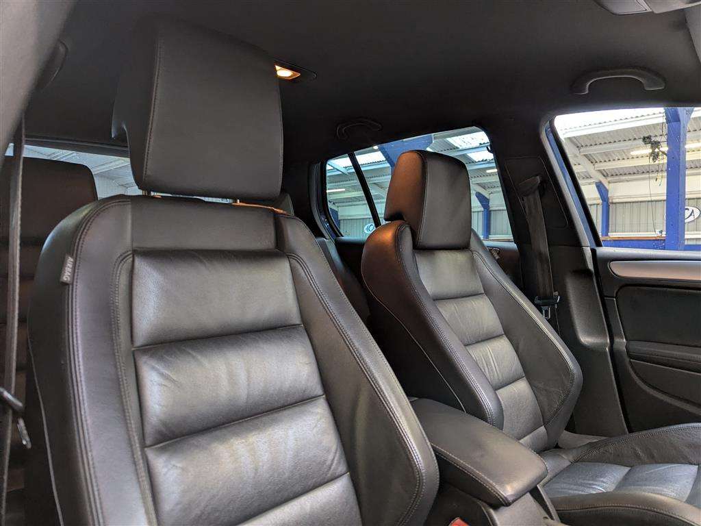 <p>2010 VOLKSWAGEN GOLF R DSG S-A</p>