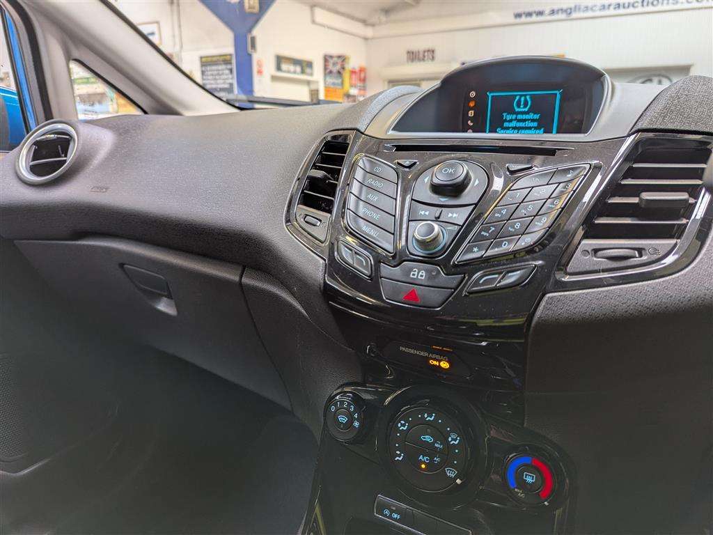 <p>2015 FORD FIESTA ZETEC</p>