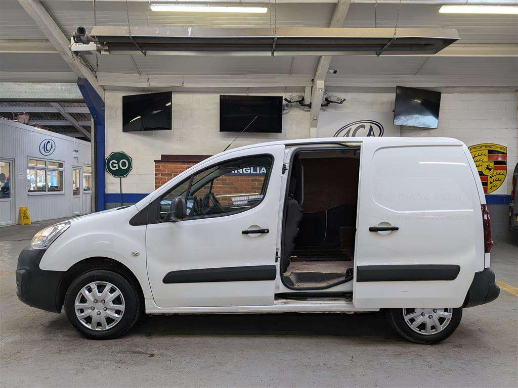 <p>2018 PEUGEOT PARTNER PROFESSION L1 BLU</p>