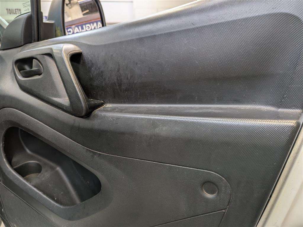 <p>2018 PEUGEOT PARTNER PROFESSION L1 BLU</p>