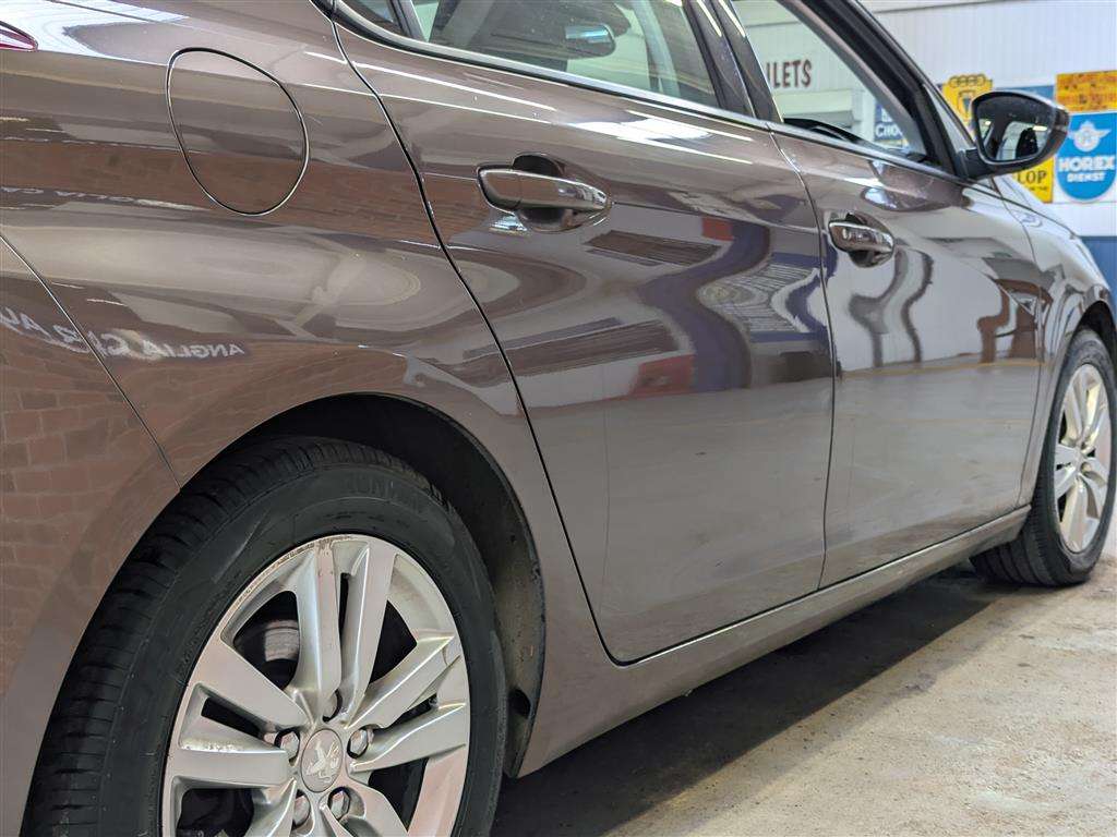 <p>2015 PEUGEOT 308 ACTIVE BLUE HDI</p>