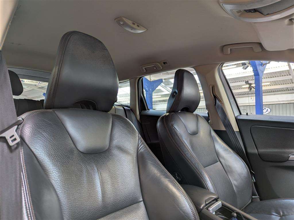 <p>2010 VOLVO XC60 SE AWD D5</p>