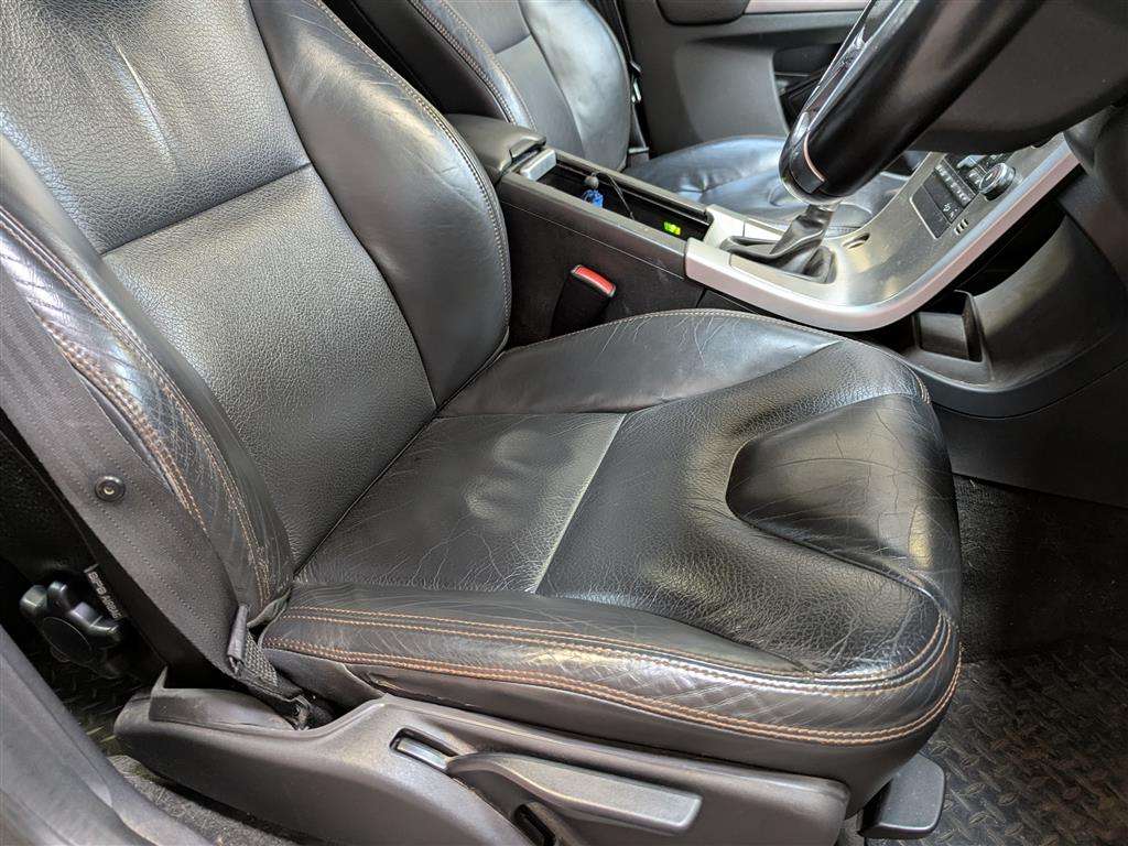 <p>2010 VOLVO XC60 SE AWD D5</p>