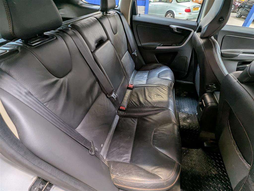 <p>2010 VOLVO XC60 SE AWD D5</p>