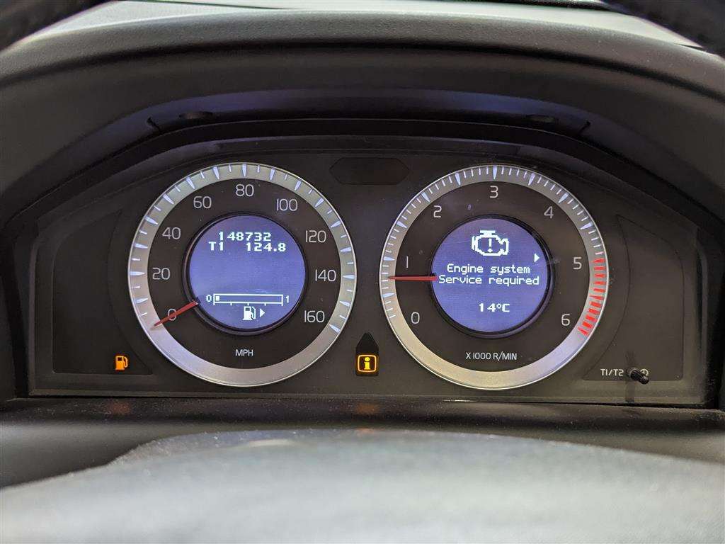 <p>2010 VOLVO XC60 SE AWD D5</p>