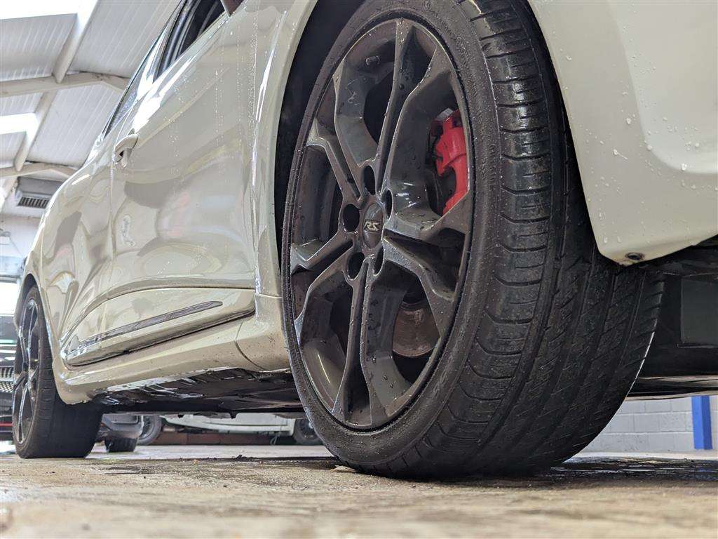 <p>2016 RENAULT CLIO RENAULTSPORT NAV LUX</p>