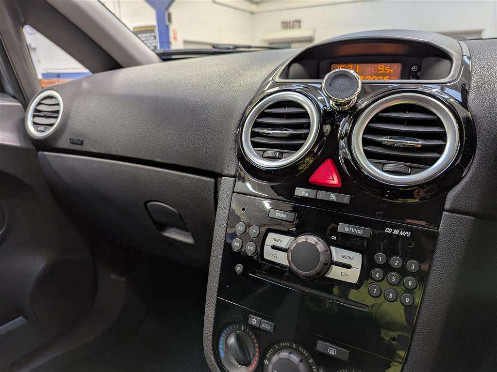 <p>2013 VAUXHALL CORSA SXI AC</p>