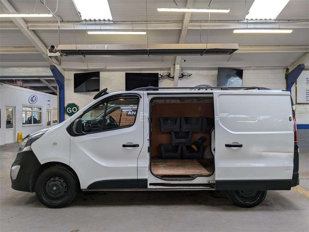 <p>2017 VAUXHALL VIVARO 2700 CDTI</p>