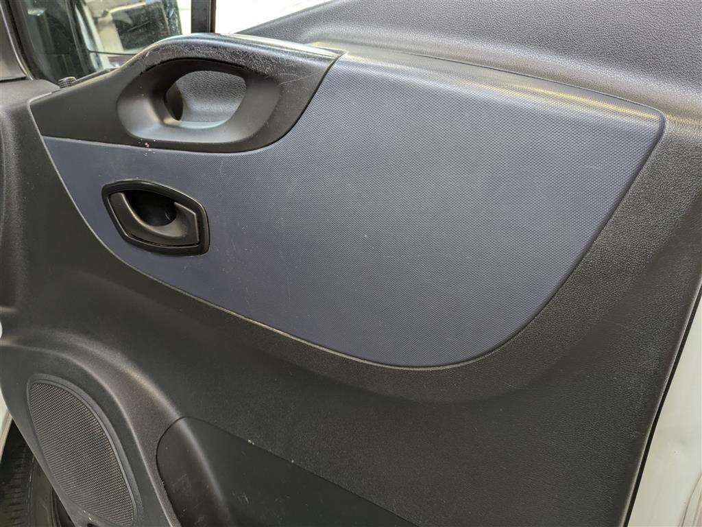 <p>2017 VAUXHALL VIVARO 2700 CDTI</p>