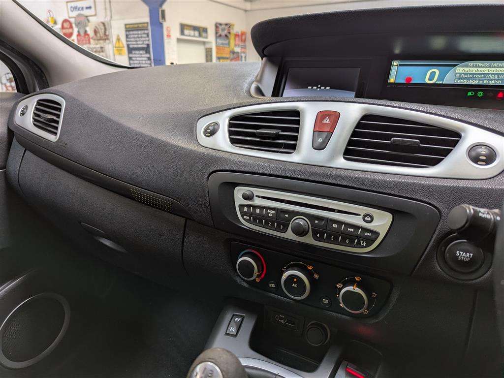 <p>2010 RENAULT G SCENIC DY-IQUE TTOM DCI</p>