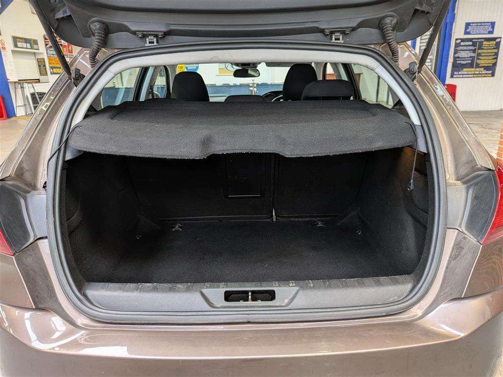 <p>2015 PEUGEOT 308 ACTIVE BLUE HDI</p>