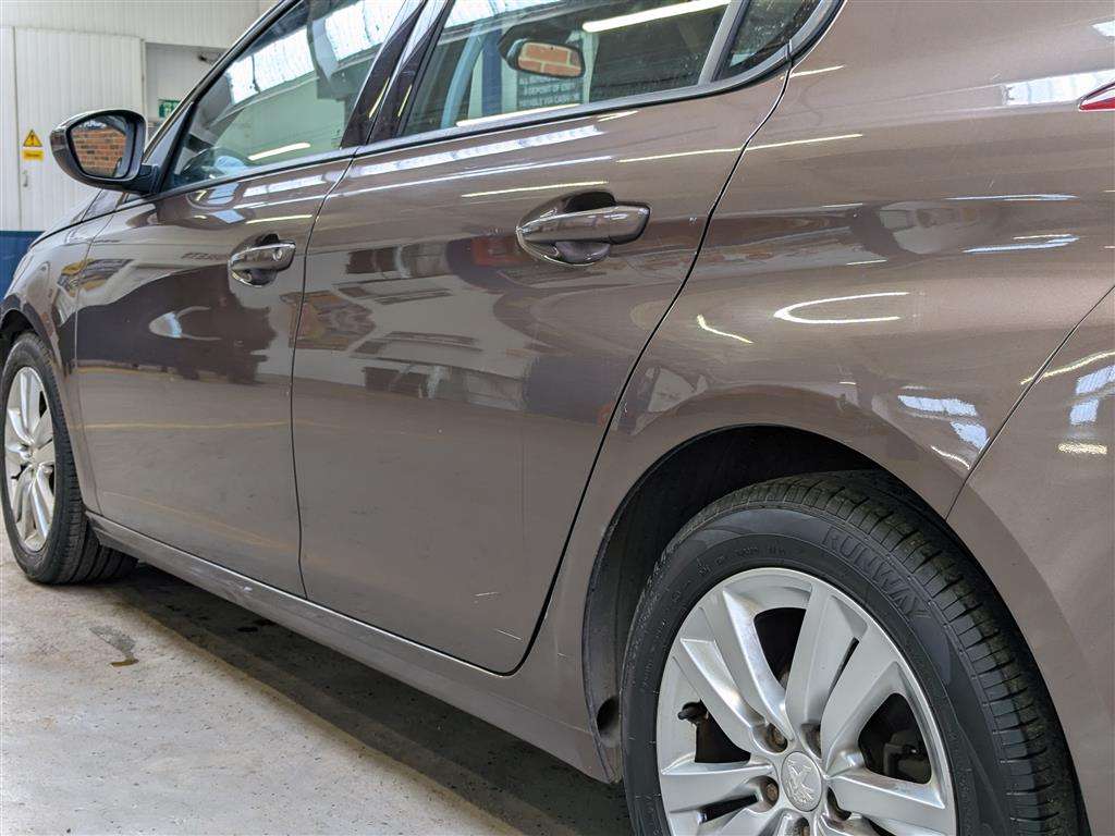 <p>2015 PEUGEOT 308 ACTIVE BLUE HDI</p>