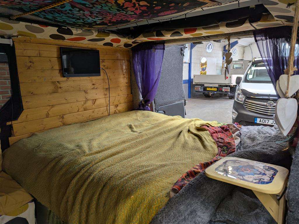 <p>2015 VAUXHALL VIVARO 2700 CDTI CAMPERVAN&nbsp;</p>