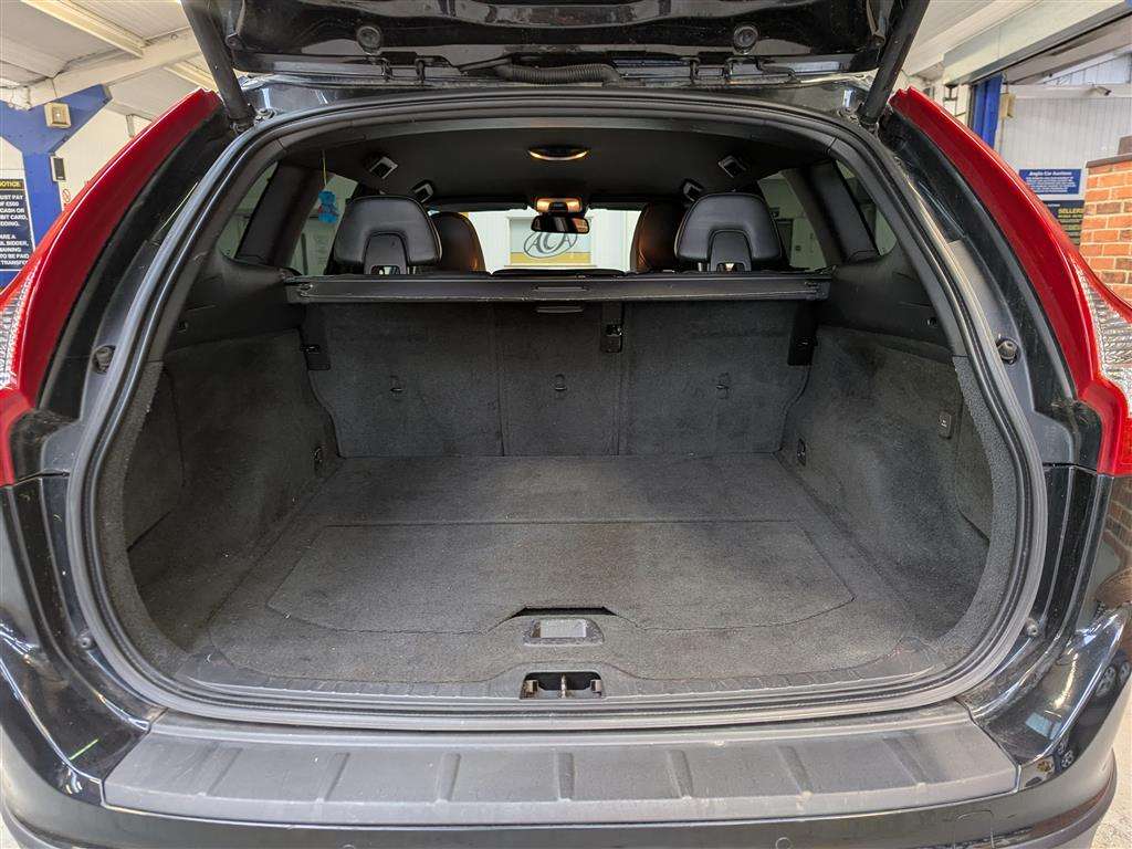 <p>2013 VOLVO XC60 R-DESIGN D5 AWD AUTO</p>