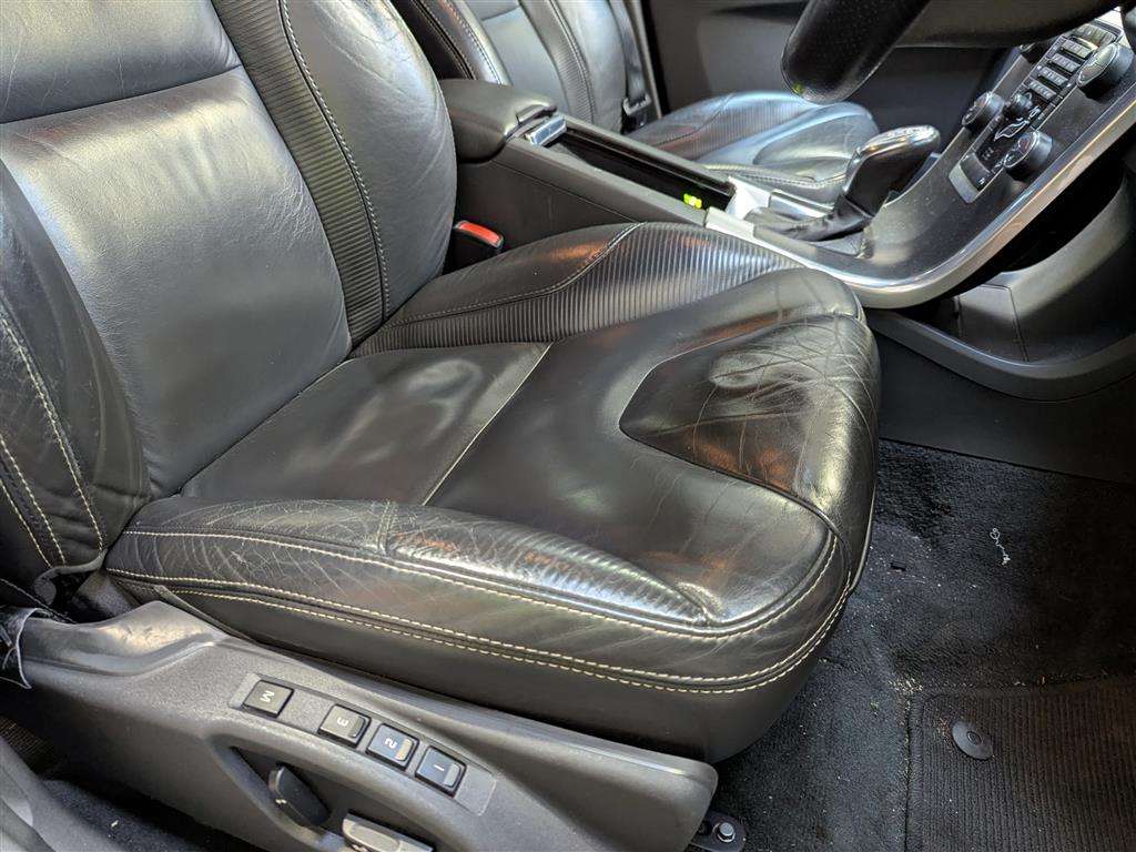 <p>2013 VOLVO XC60 R-DESIGN D5 AWD AUTO</p>