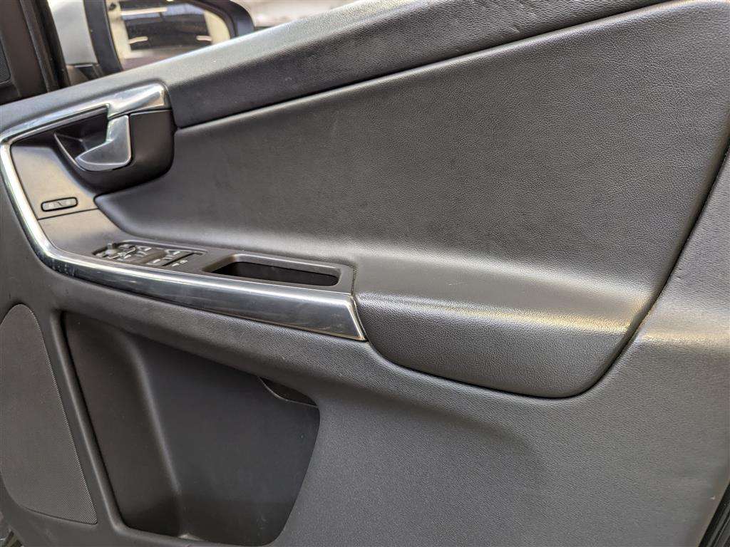 <p>2013 VOLVO XC60 R-DESIGN D5 AWD AUTO</p>