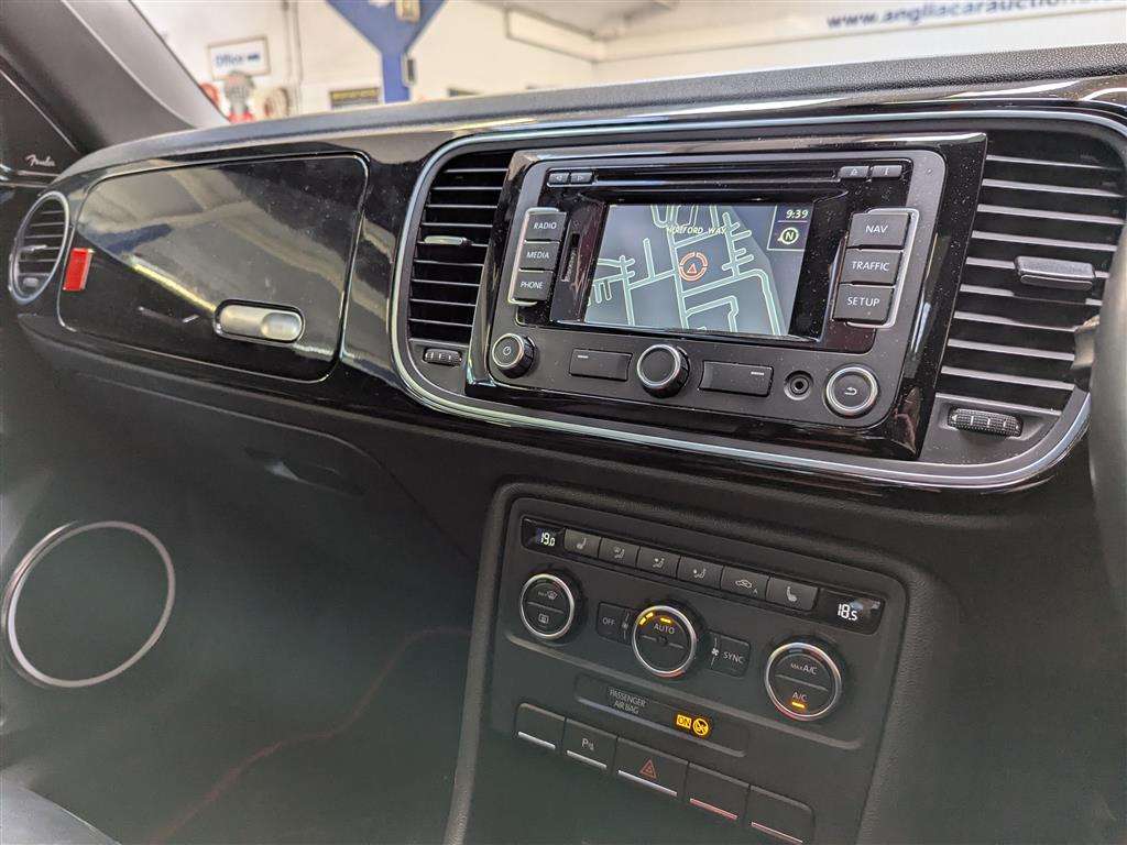 <p>2012 VOLKSWAGEN BEETLE SPORT TSI</p>