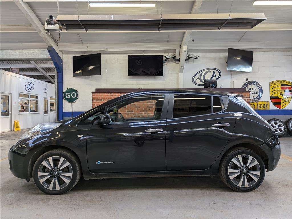 <p>2015 NISSAN LEAF TEKNA</p>