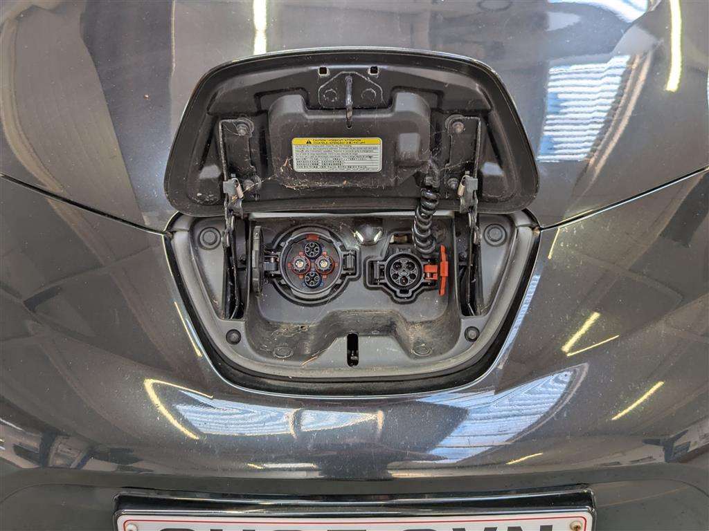 <p>2015 NISSAN LEAF TEKNA</p>