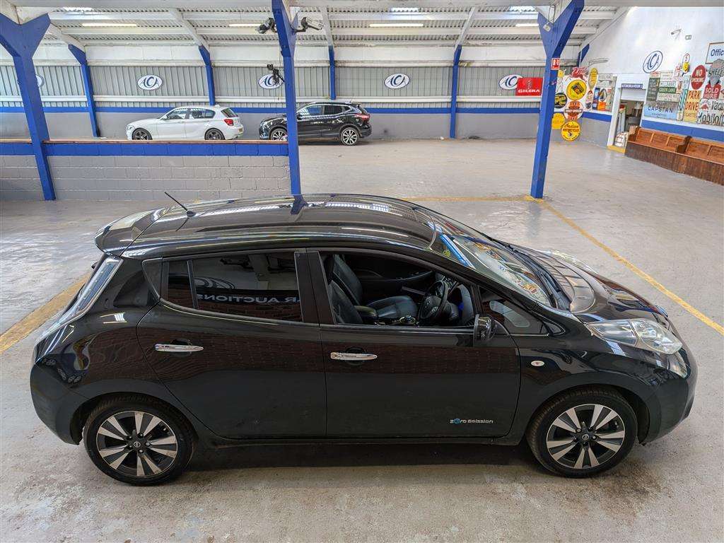 <p>2015 NISSAN LEAF TEKNA</p>