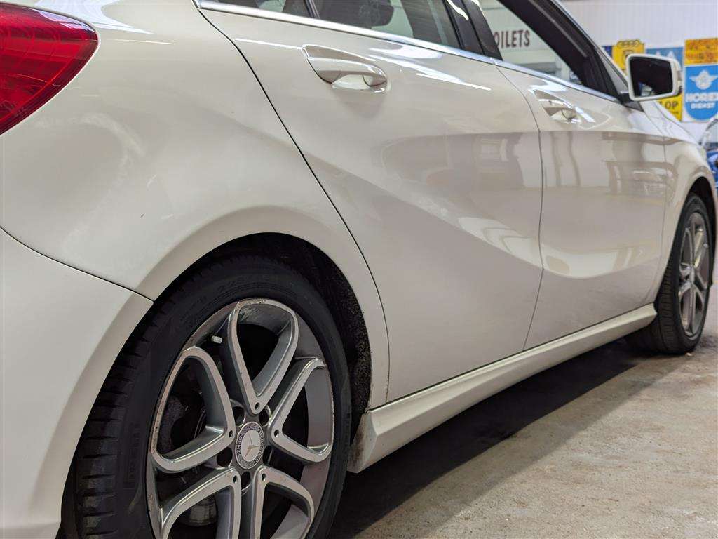 <p>2014 MERCEDES-BENZ A180 BLUEEFFICIENCY SPORT</p>