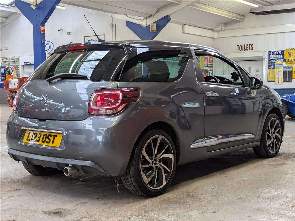 <p>2015 CITROEN DS3 DSTYLE + E-HDI</p>