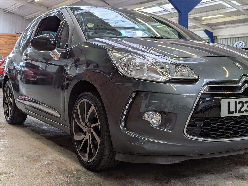 <p>2015 CITROEN DS3 DSTYLE + E-HDI</p>