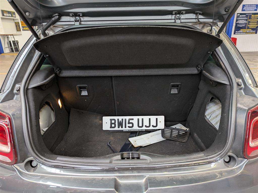 <p>2015 CITROEN DS3 DSTYLE + E-HDI</p>