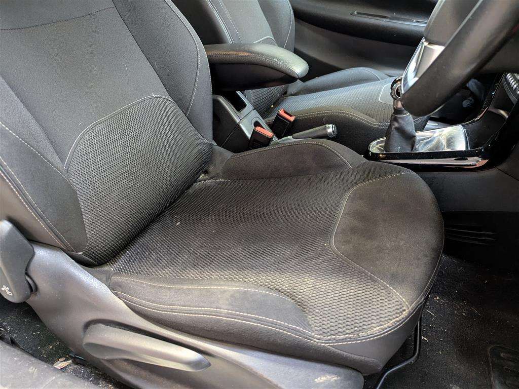 <p>2015 CITROEN DS3 DSTYLE + E-HDI</p>