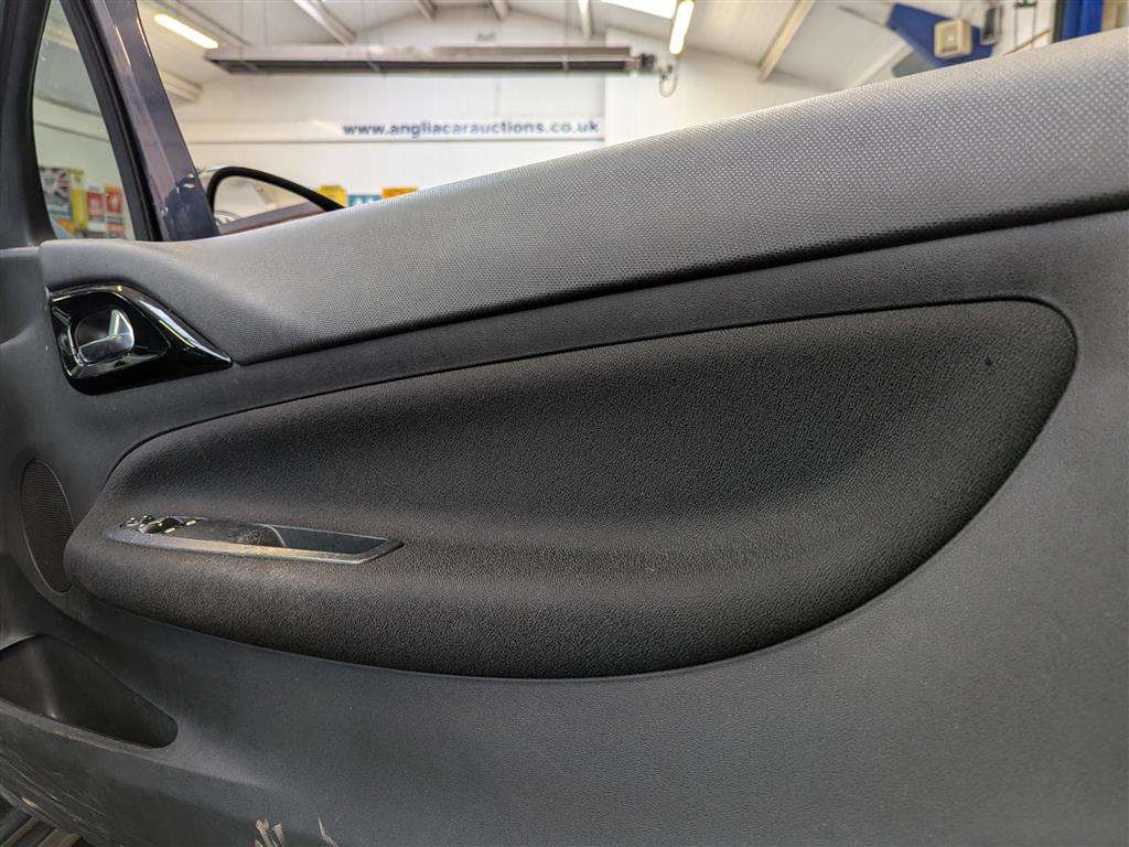 <p>2015 CITROEN DS3 DSTYLE + E-HDI</p>