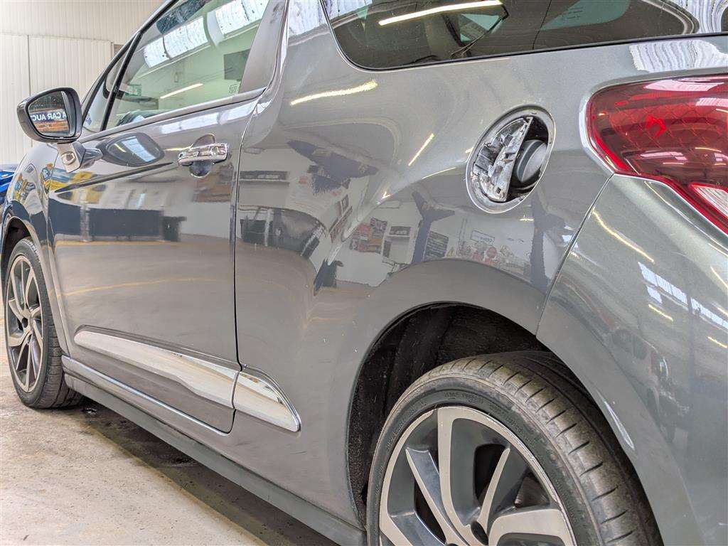 <p>2015 CITROEN DS3 DSTYLE + E-HDI</p>