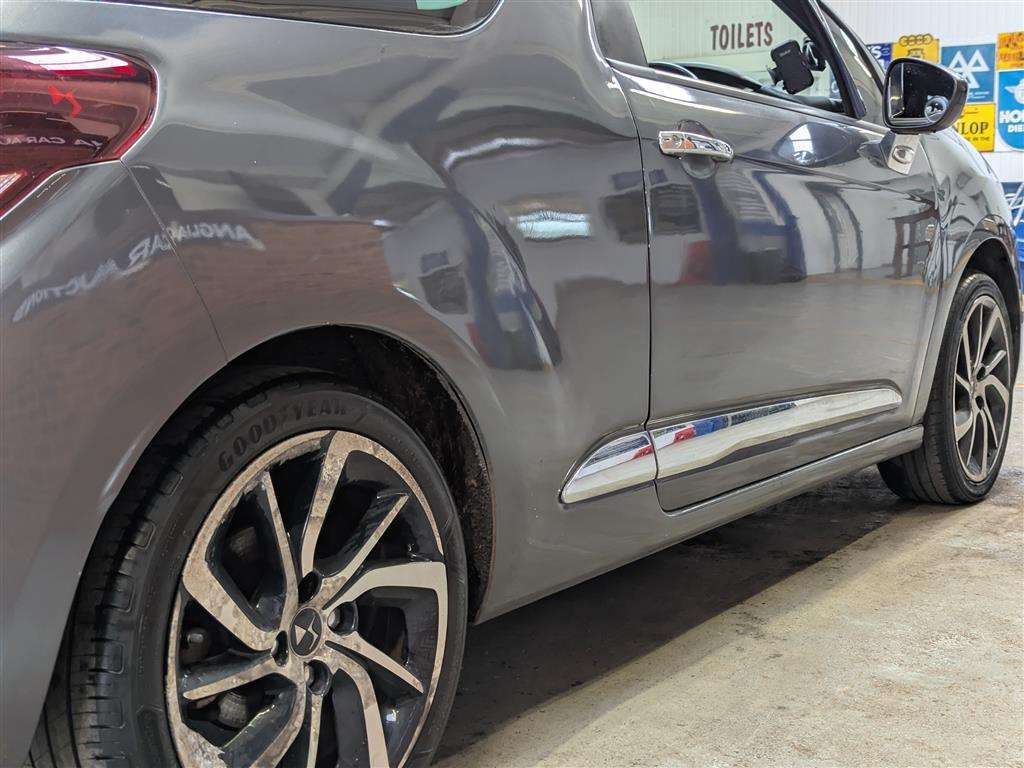 <p>2015 CITROEN DS3 DSTYLE + E-HDI</p>