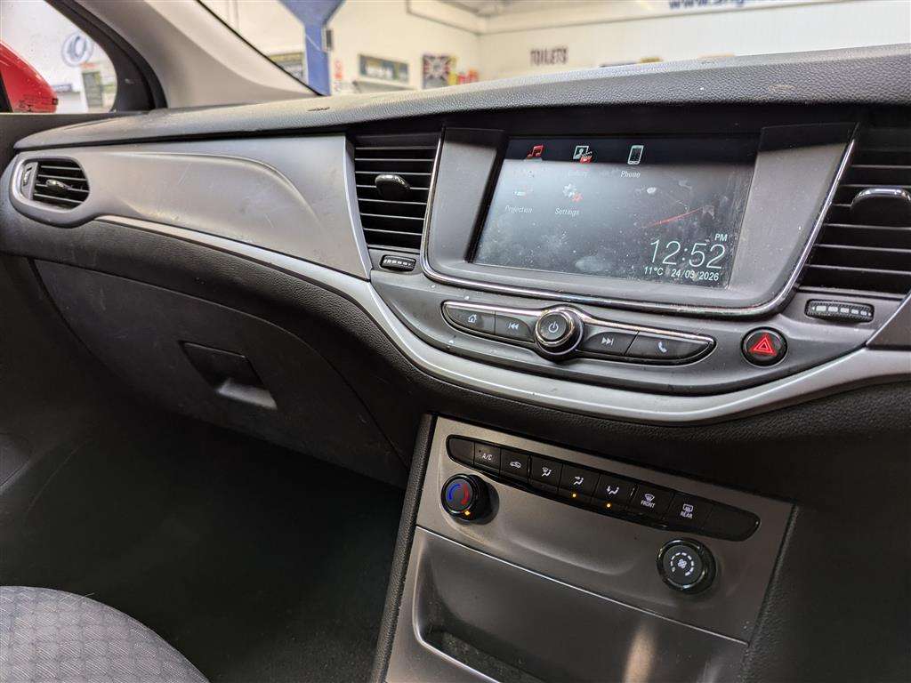 <p>2017 VAUXHALL ASTRA DESIGN TURBO</p>