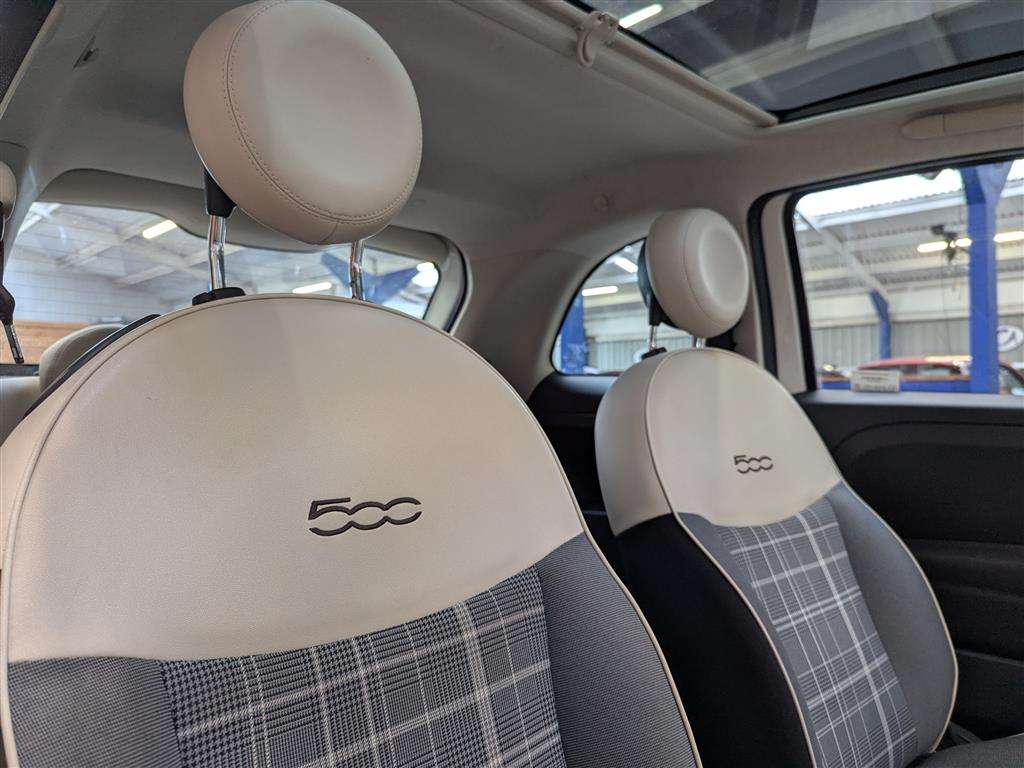 <p>2015 FIAT 500 LOUNGE</p>