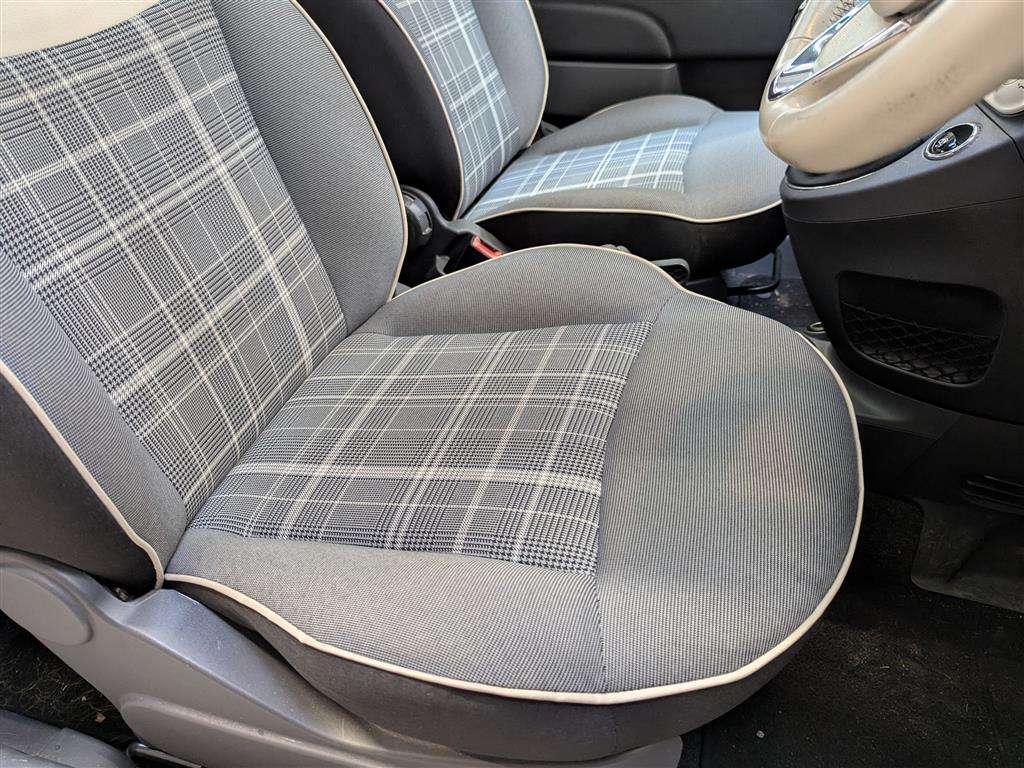 <p>2015 FIAT 500 LOUNGE</p>