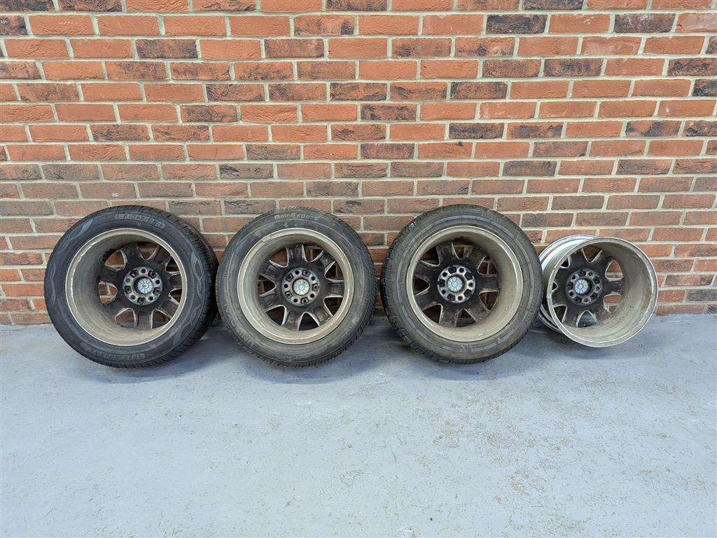 <p>4 BMW ALLOY WHEELS</p>