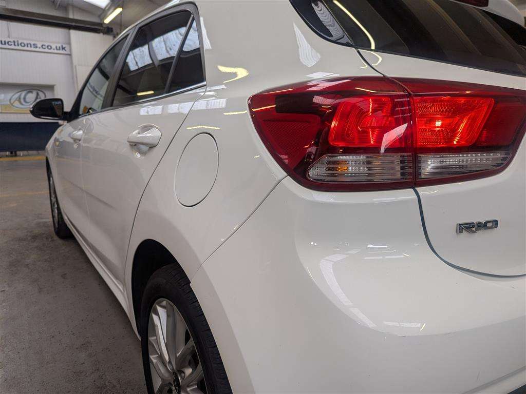 <p>2017 KIA RIO 3</p>