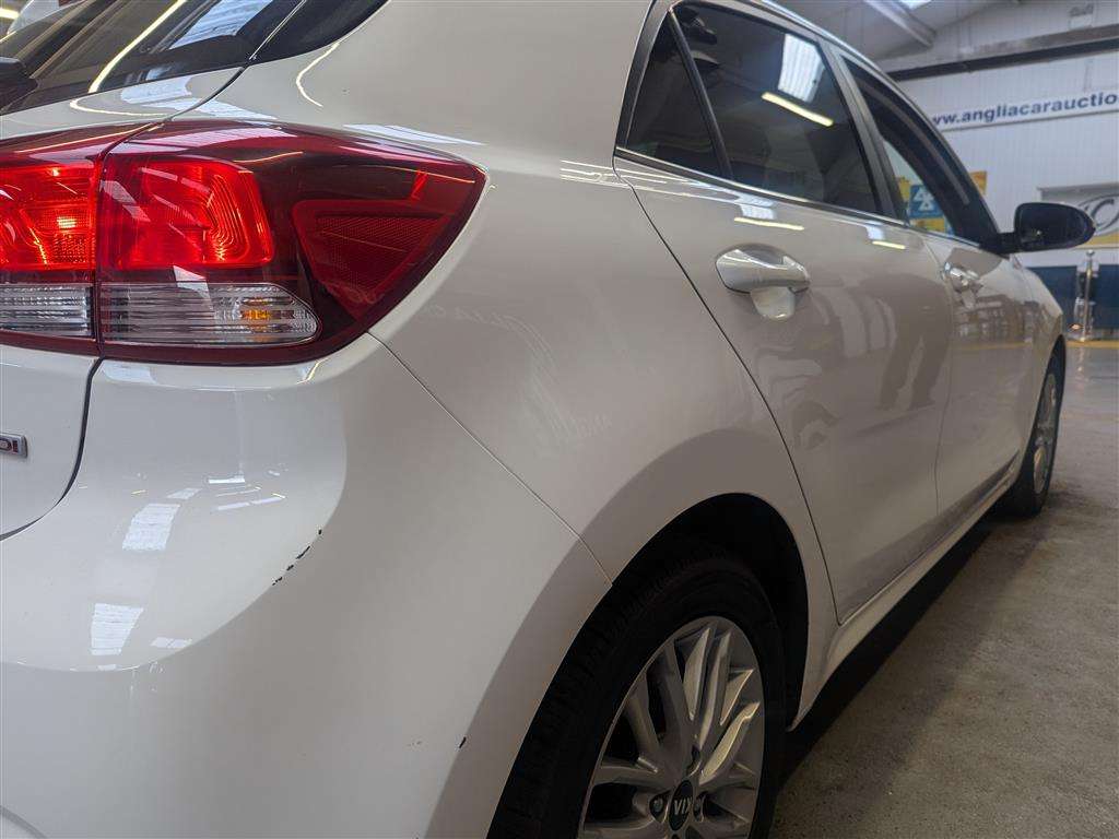 <p>2017 KIA RIO 3</p>